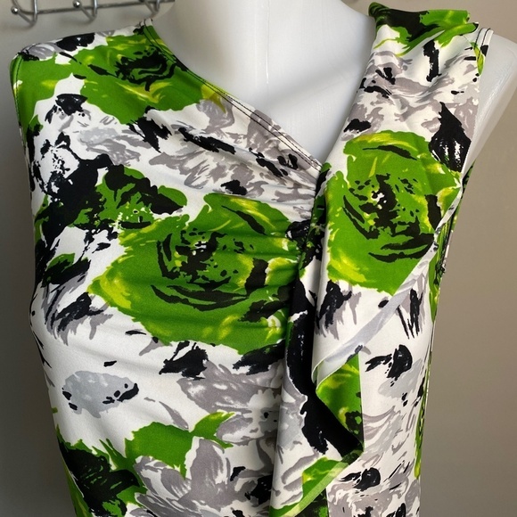 Brochure Women's Abstract Off-Center V-neck Ruffled Sleeveless Satin Blouse Med - Picture 5 of 11